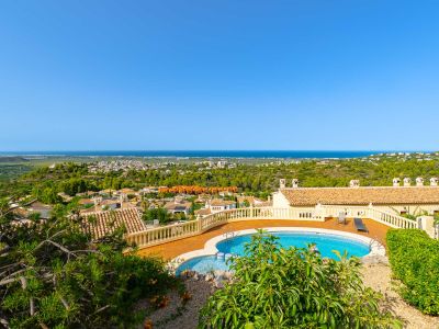 Piscina comunitaria con vistas al mar