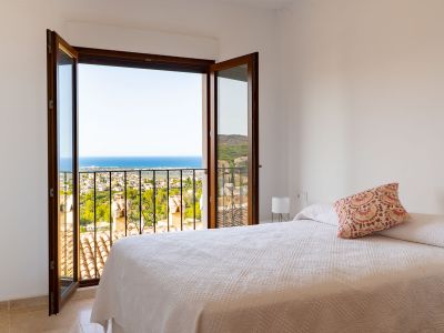 Dormitorio con vistas al mar