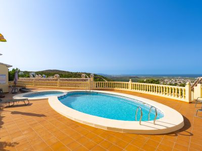 Piscina comunitaria con vistas al mar