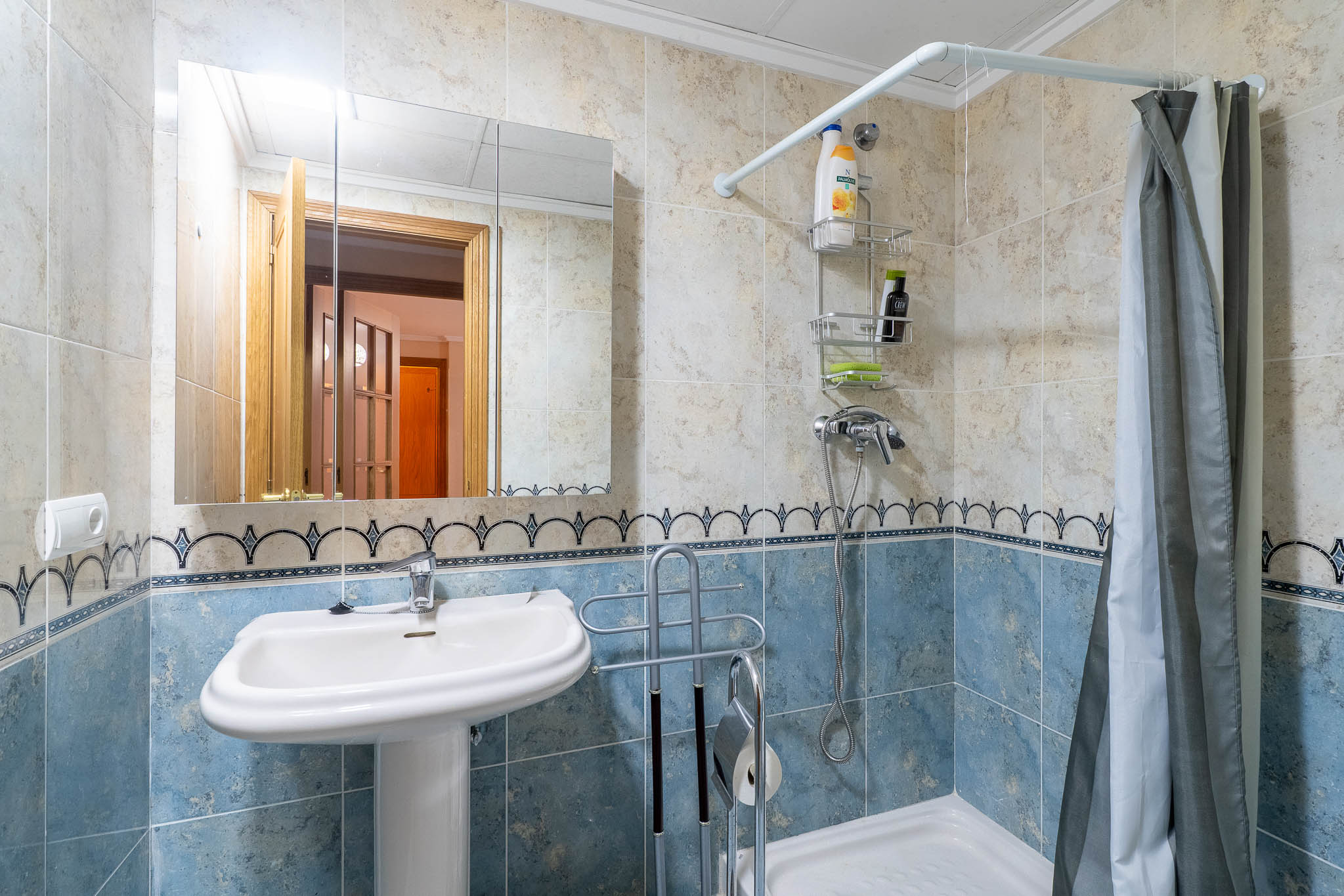 Cuarto de baño con ducha