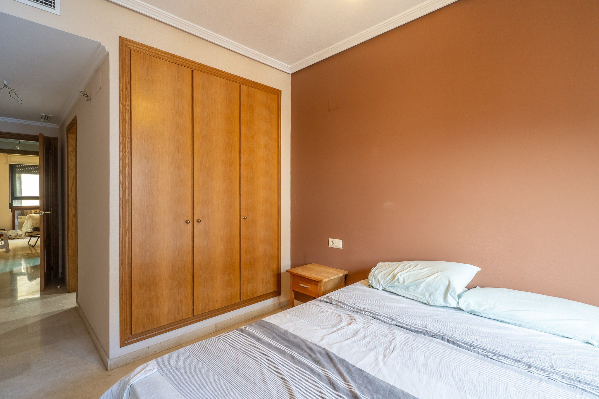 Dormitorio con armario empotrado