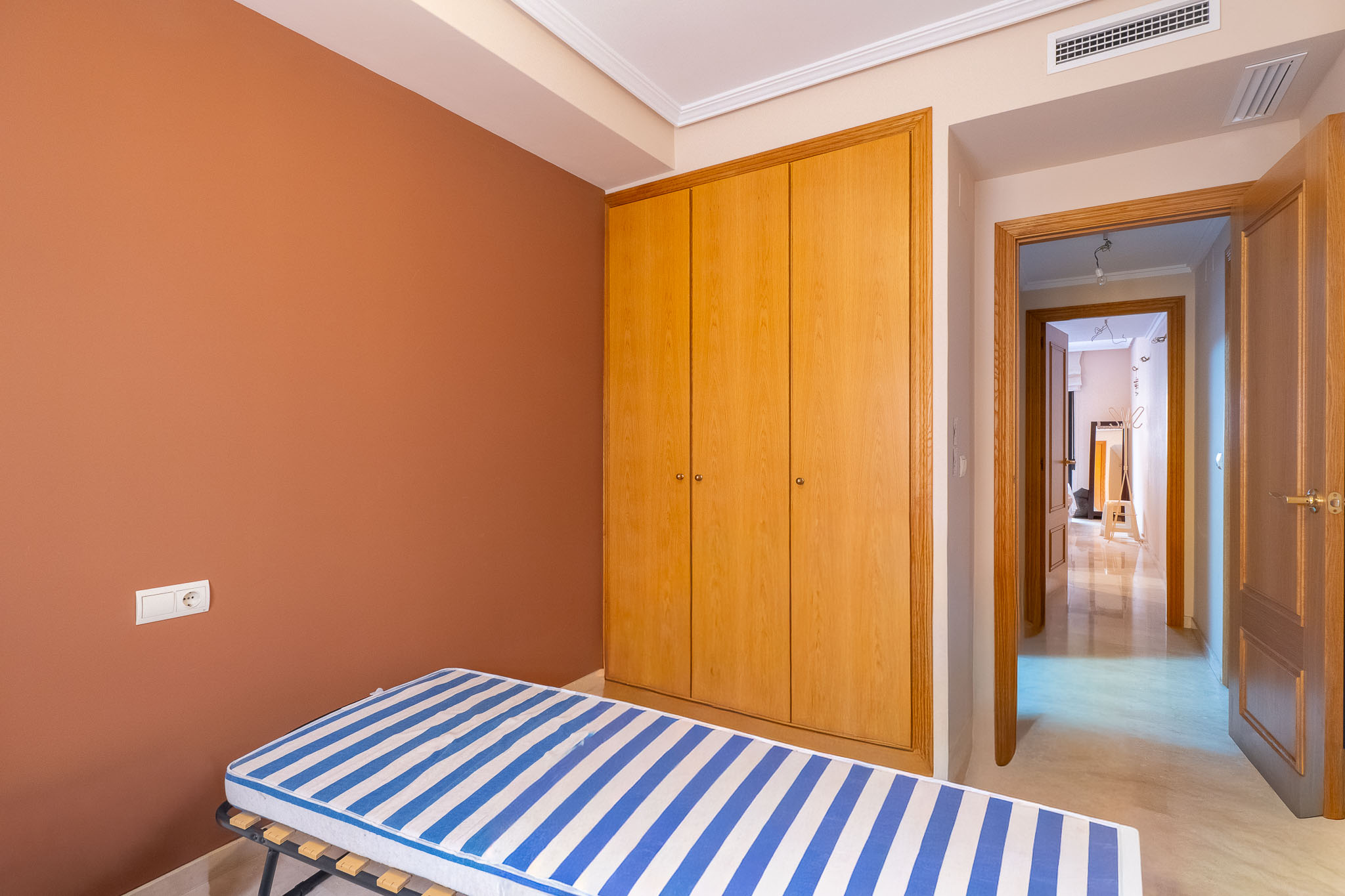 Dormitorio con armario empotrado