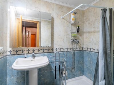 Cuarto de baño con ducha