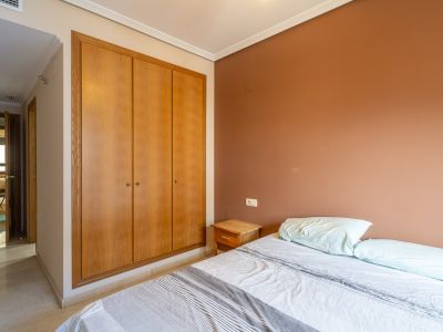 Dormitorio con armario empotrado