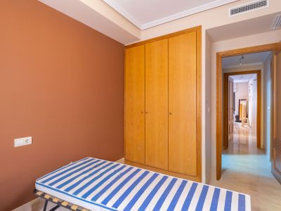 Dormitorio con armario empotrado