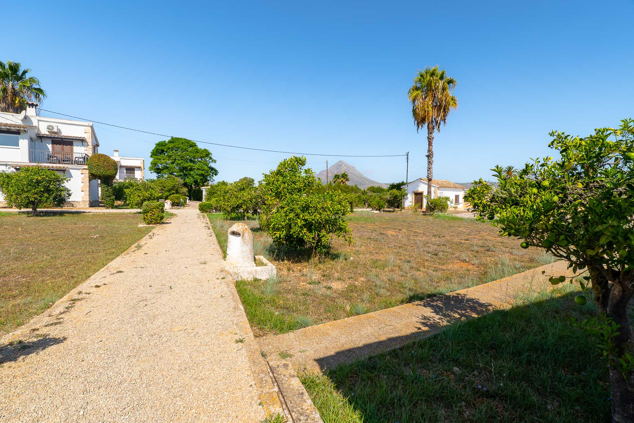 Jardín comunitario con vistas a la montaña