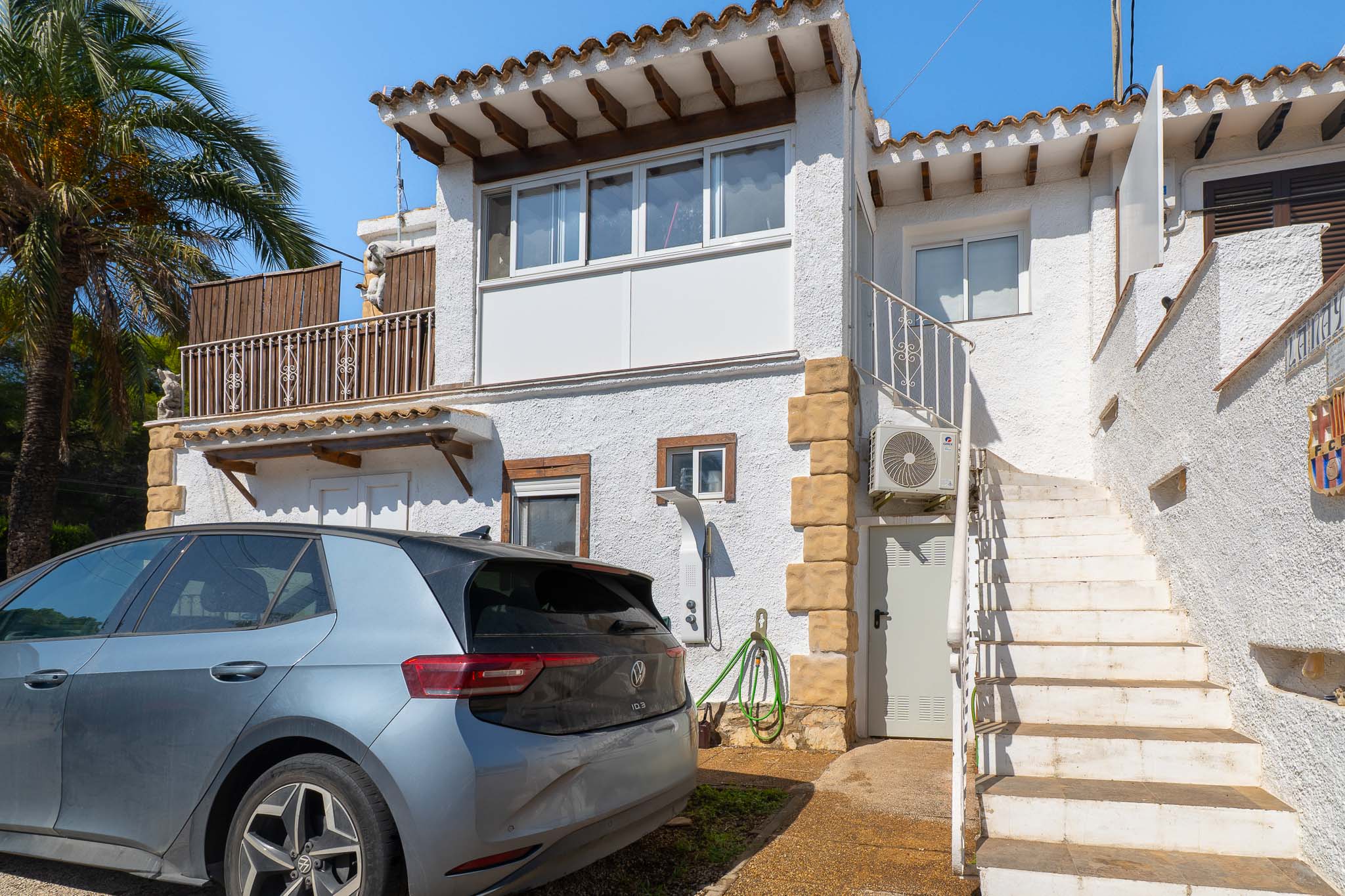 Fachada con escalera de acceso