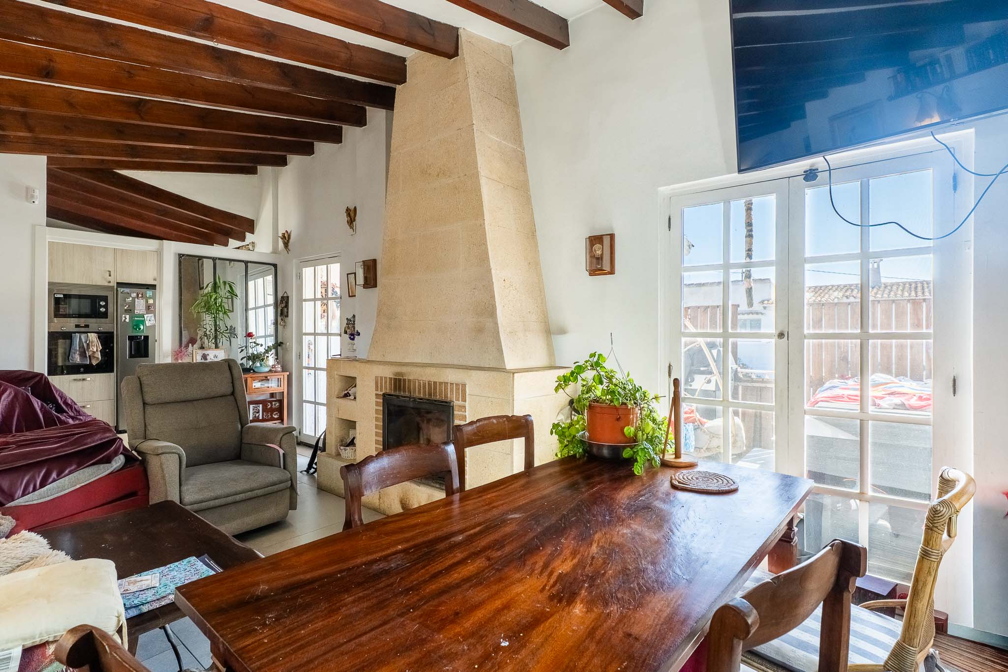 Salón con chimenea