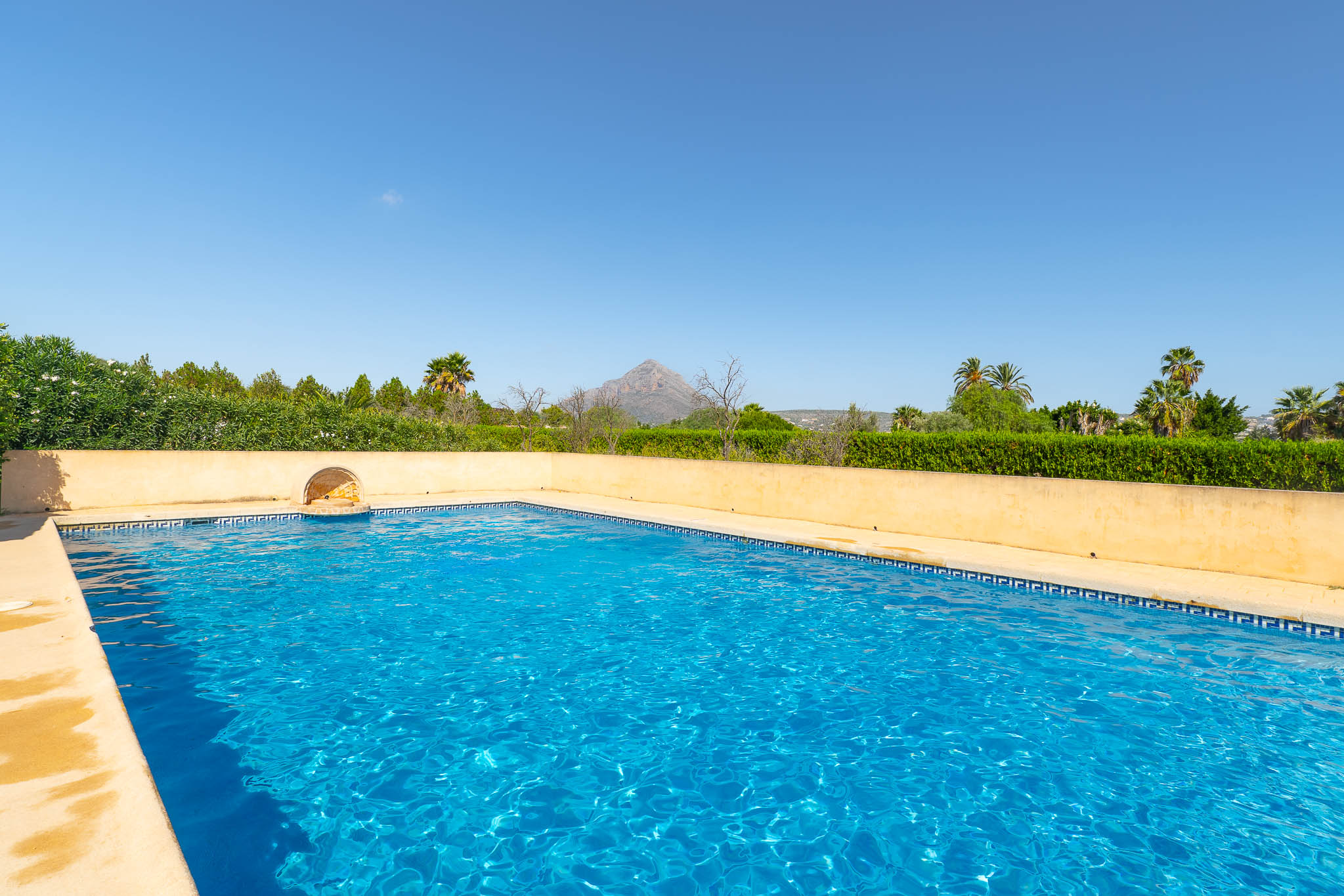 Piscina comunitaria con vistas