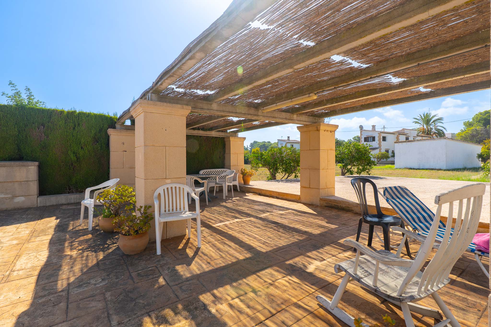 Terraza cubierta con pérgola