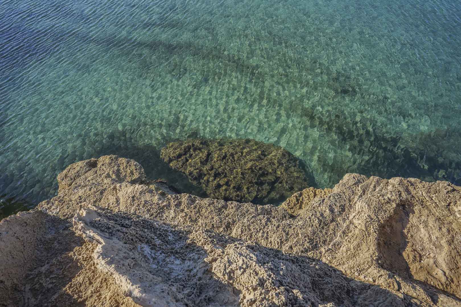 Costa y mar cercanos