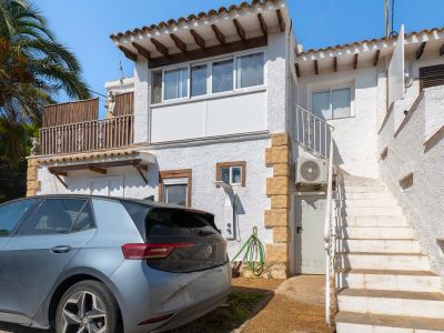 Fachada con escalera de acceso