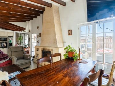 Salón con chimenea
