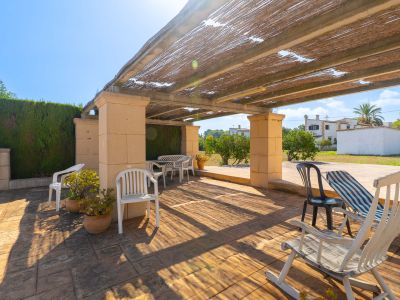 Terraza cubierta con pérgola