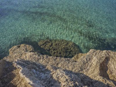 Costa y mar cercanos
