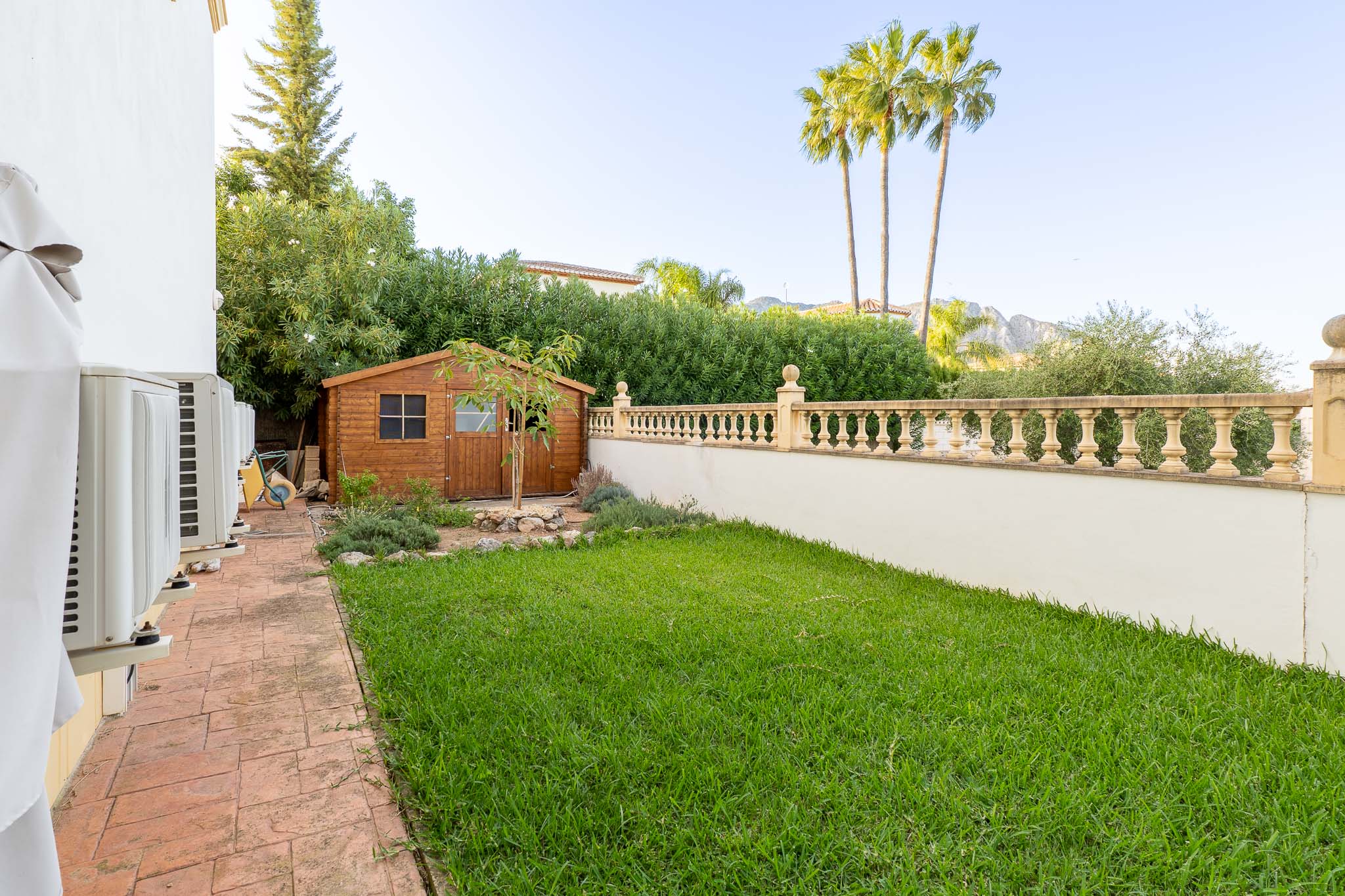 Jardín con caseta de madera