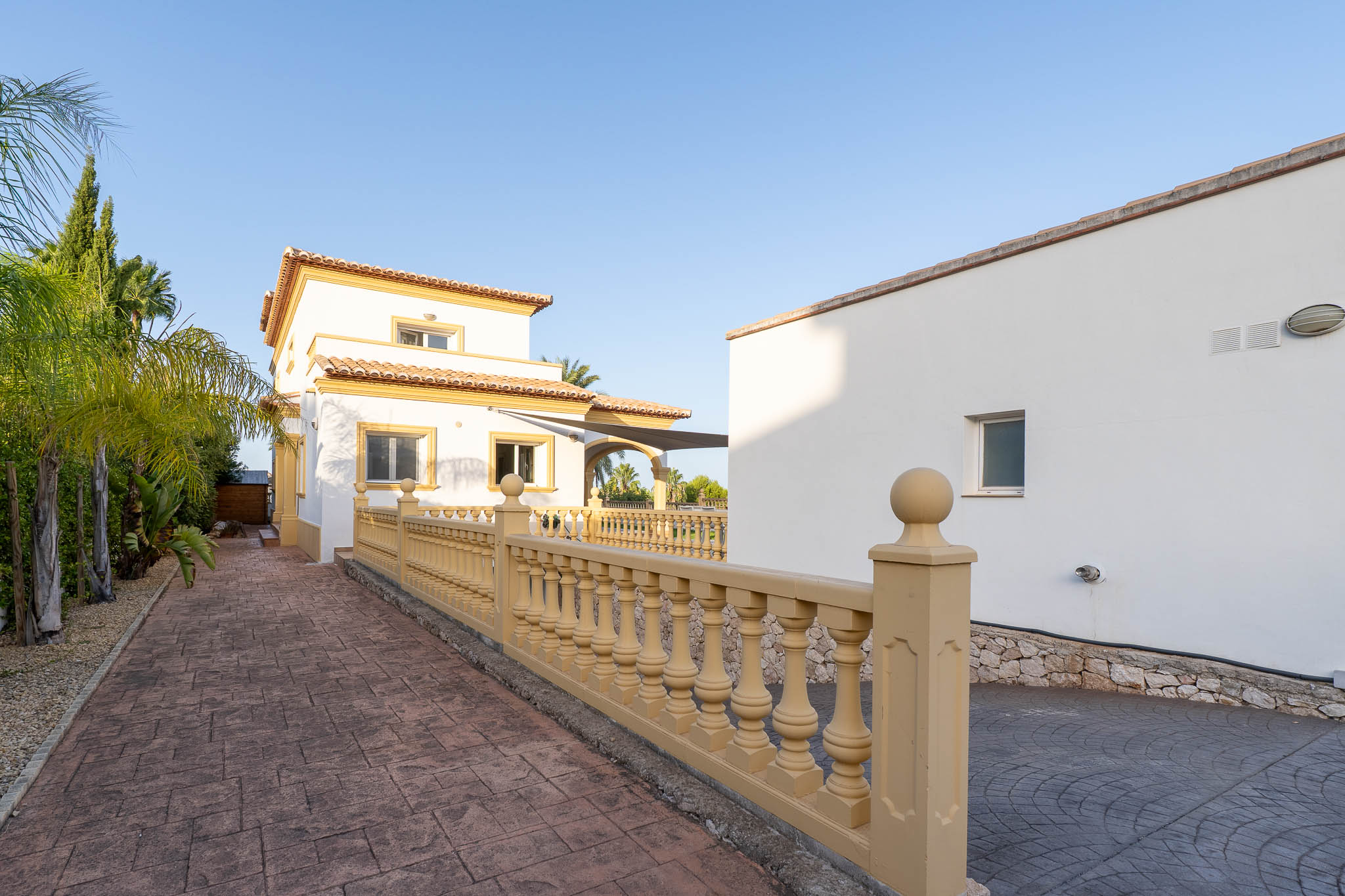 Exterior y rampa de acceso