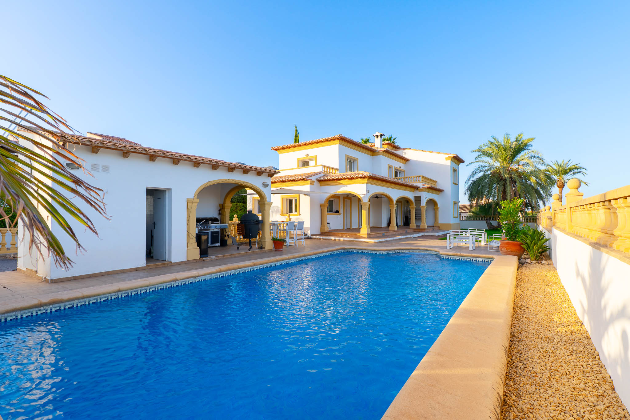 Piscina y exterior de la villa