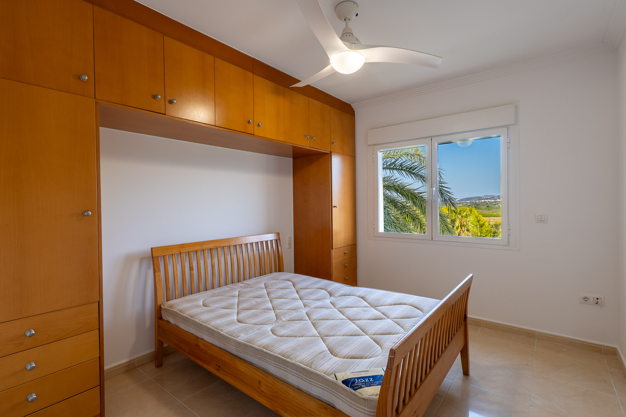 Dormitorio con vistas