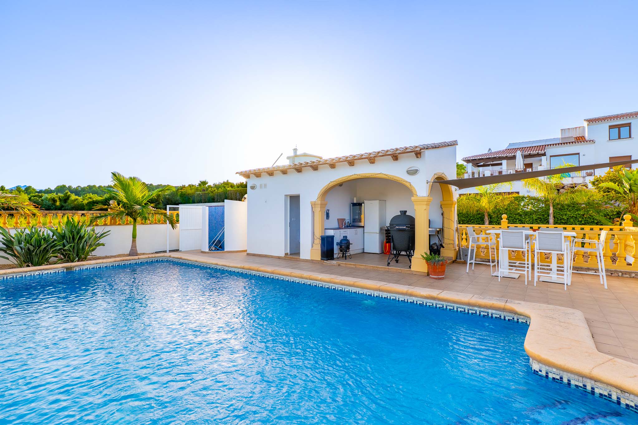 Piscina y cocina de verano