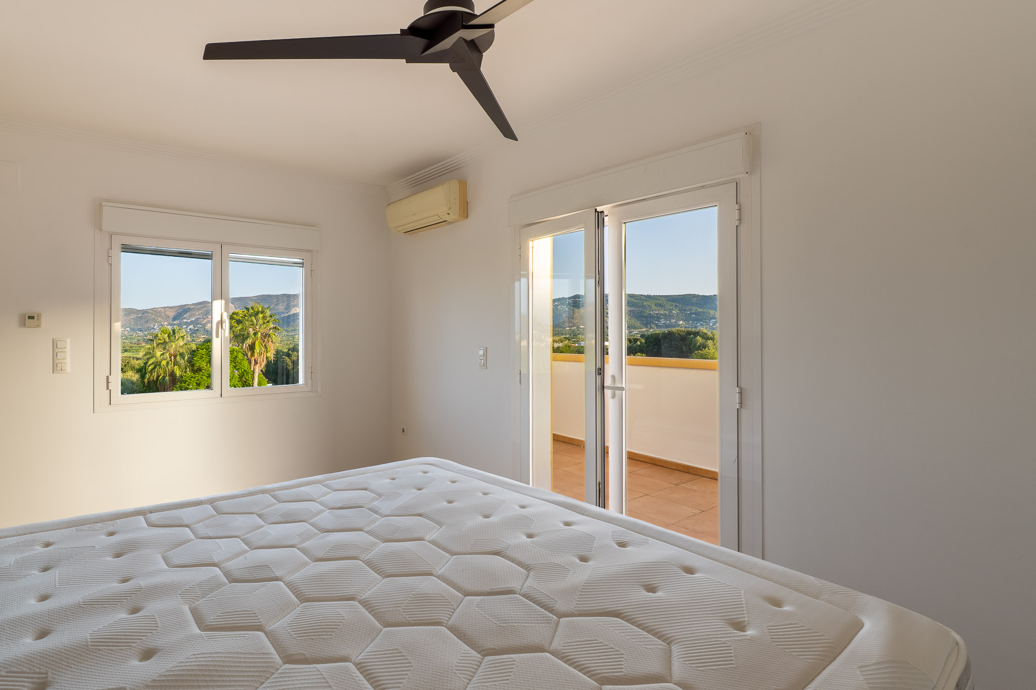 Dormitorio con acceso a terraza