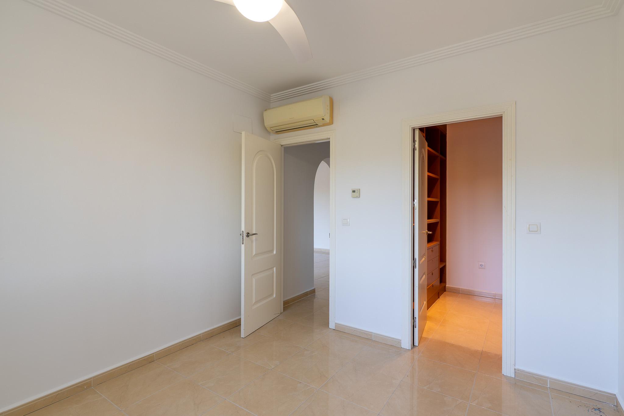 Dormitorio principal con vestidor