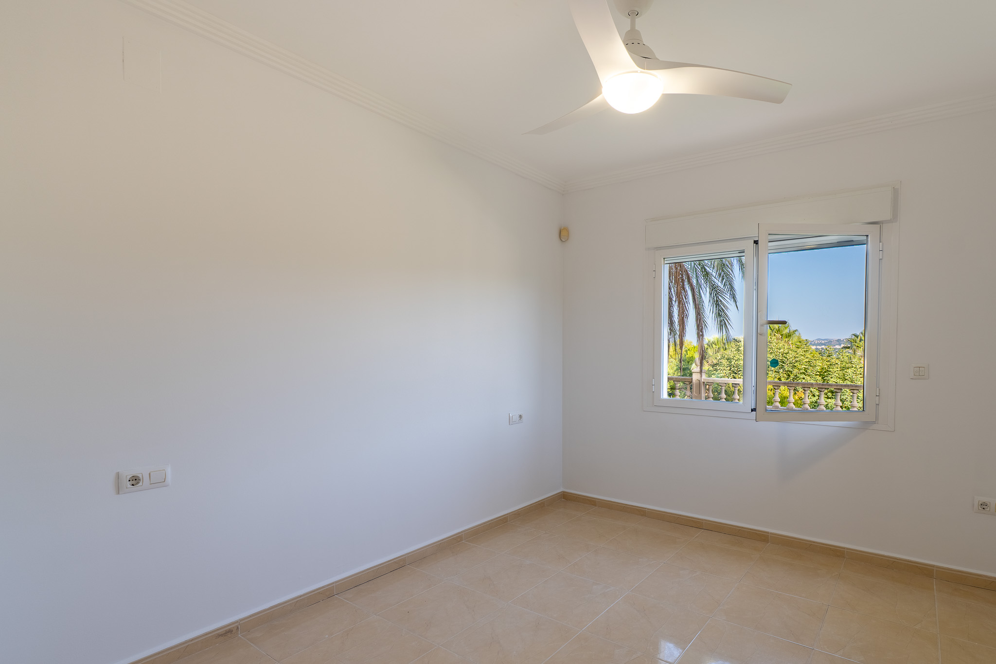 Dormitorio con ventana