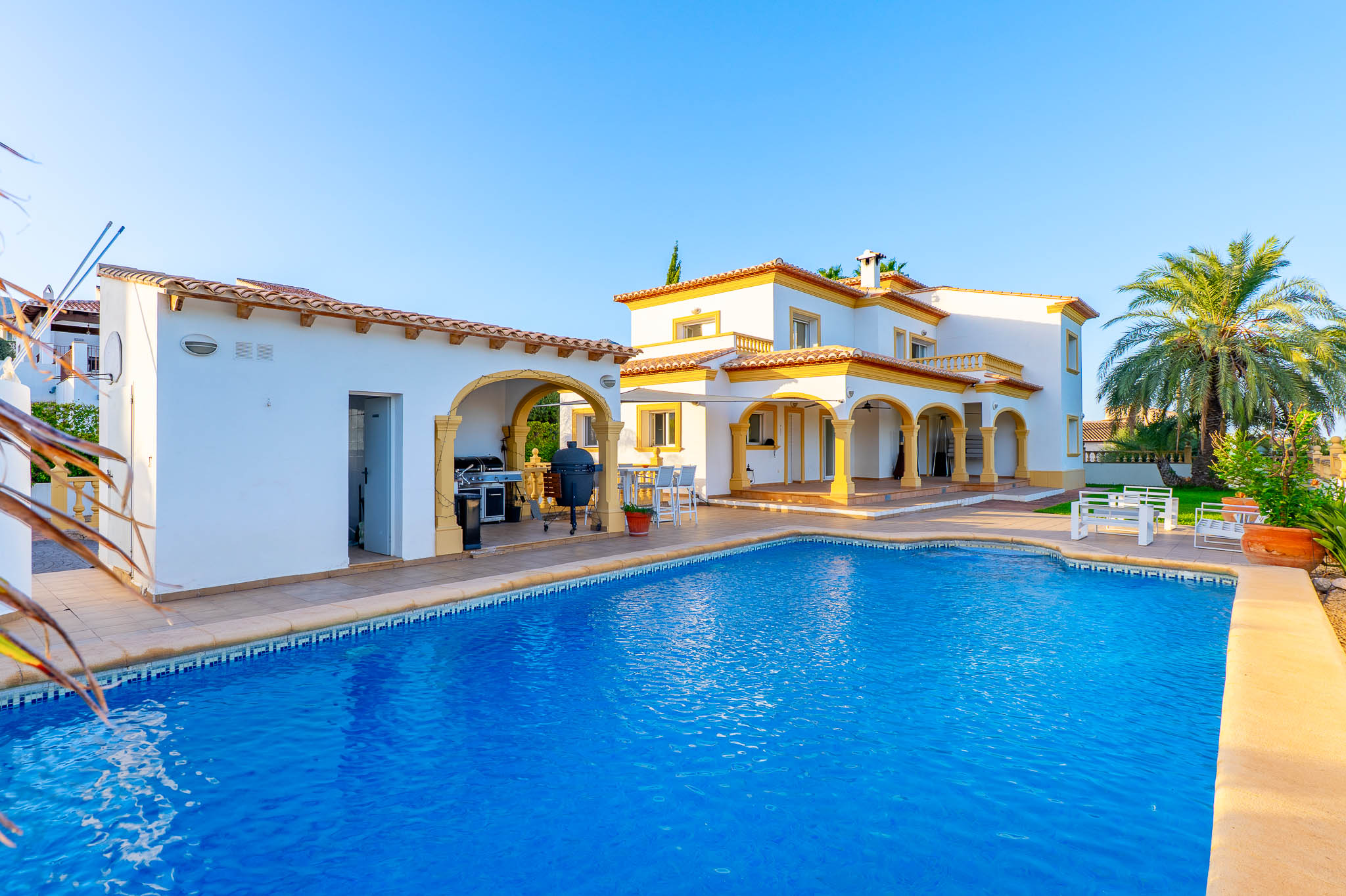 Piscina y exterior de la villa