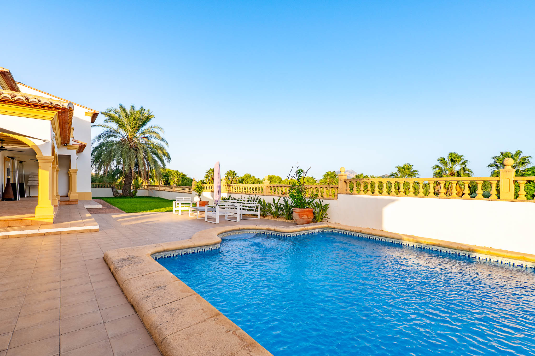 Piscina y terraza