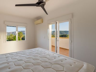 Dormitorio con acceso a terraza