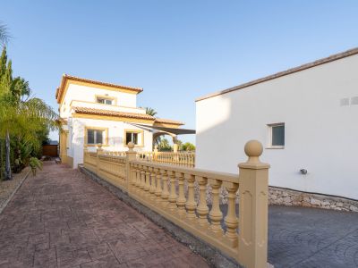 Exterior y rampa de acceso