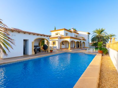 Piscina y exterior de la villa