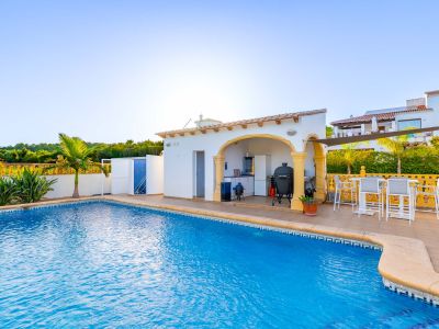 Piscina y cocina de verano