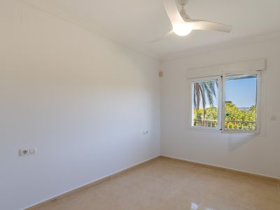 Dormitorio con ventana