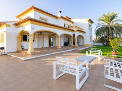 Terraza y porche cubierto