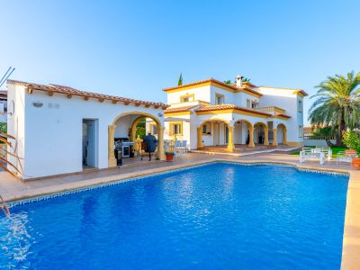 Piscina y exterior de la villa