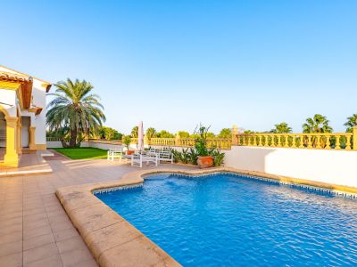 Piscina y terraza