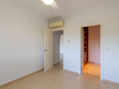 Dormitorio con vestidor