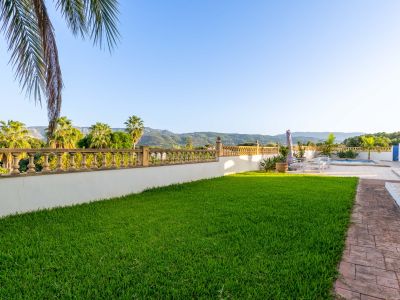 Jardín con vistas a las montañas