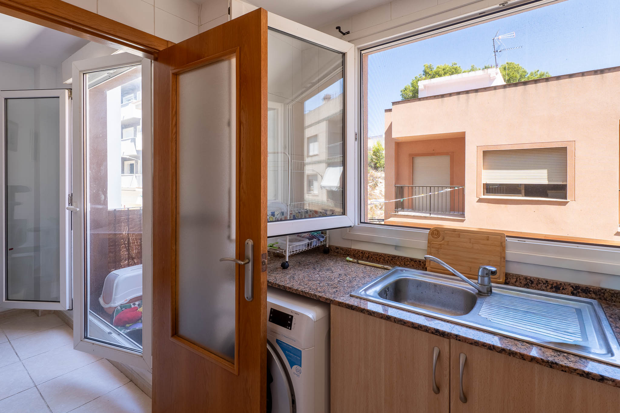 Cocina con acceso al patio