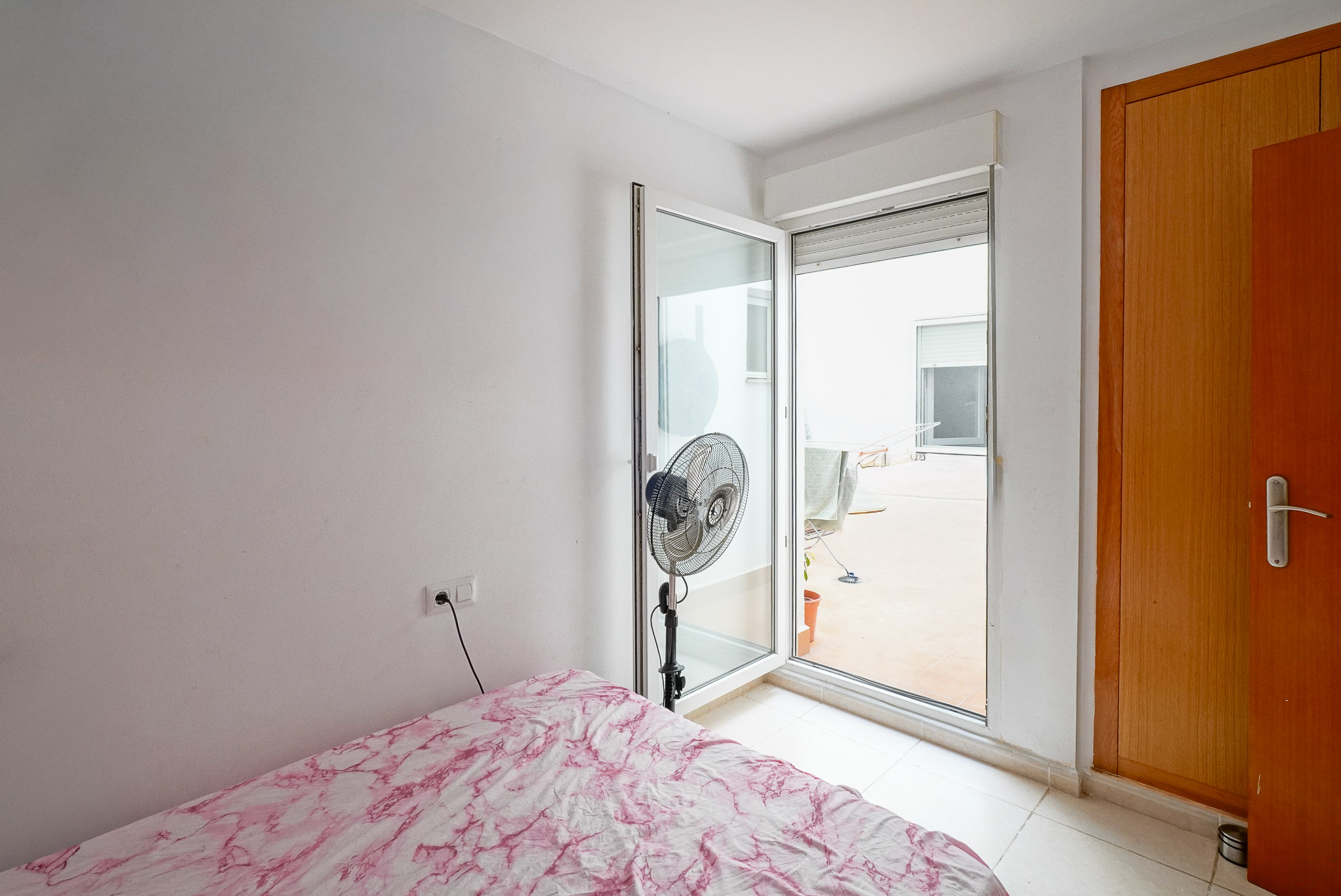 Dormitorio con acceso al patio