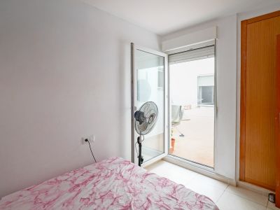 Dormitorio con acceso al patio