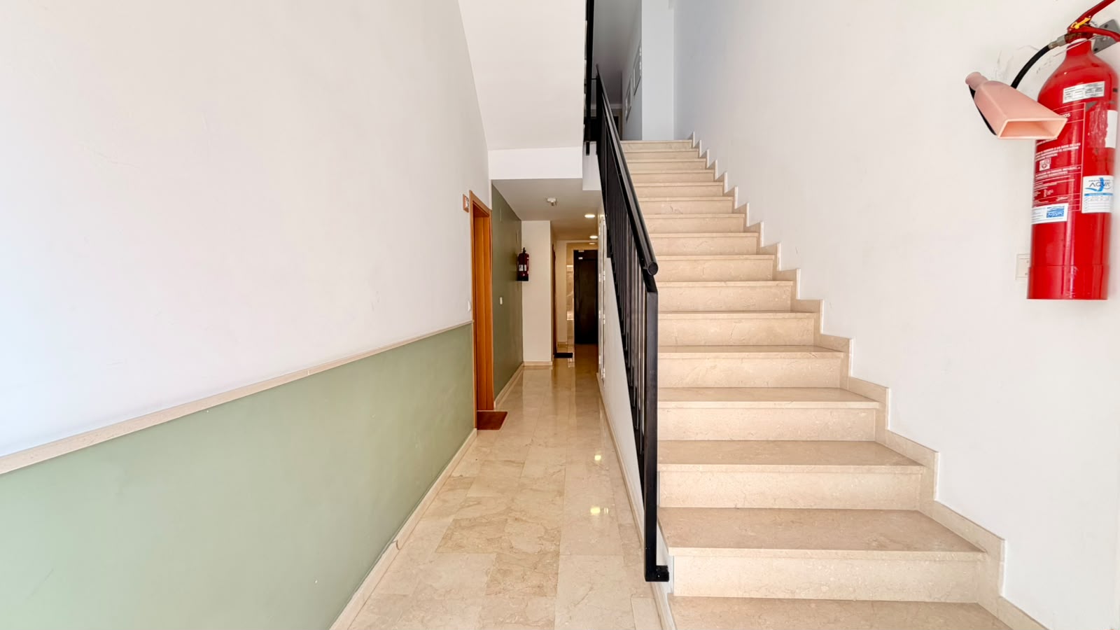 Escalera y pasillo comunitarios