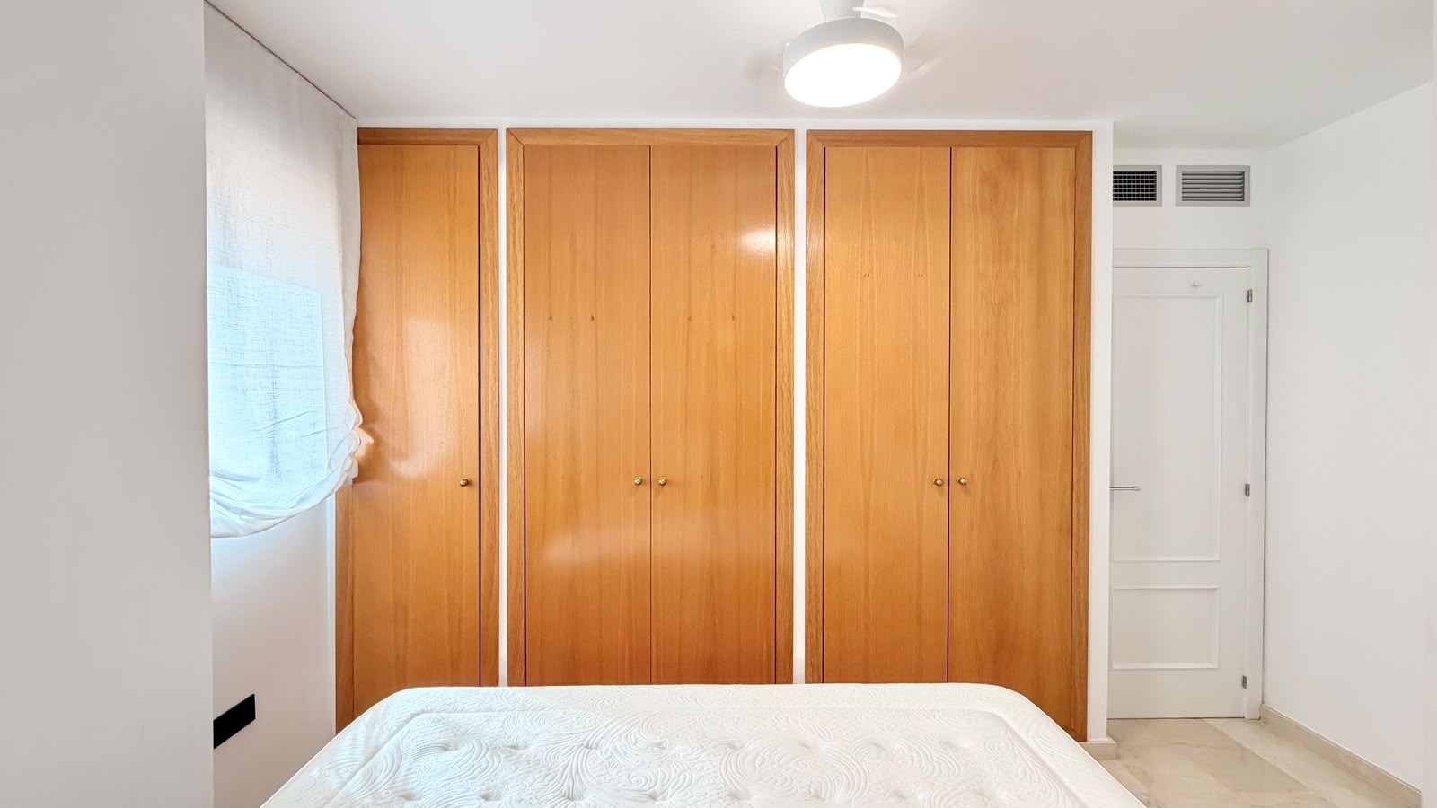 Dormitorio con armarios empotrados