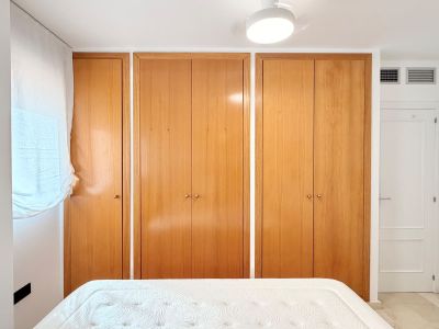 Dormitorio con armarios empotrados