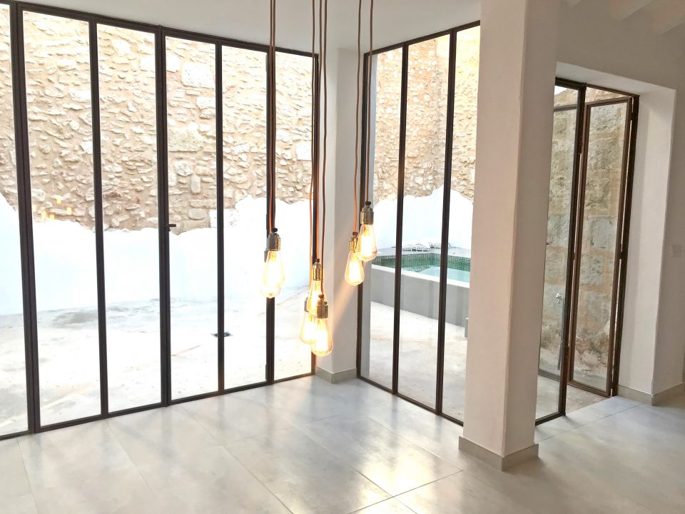 Salón con acceso al patio