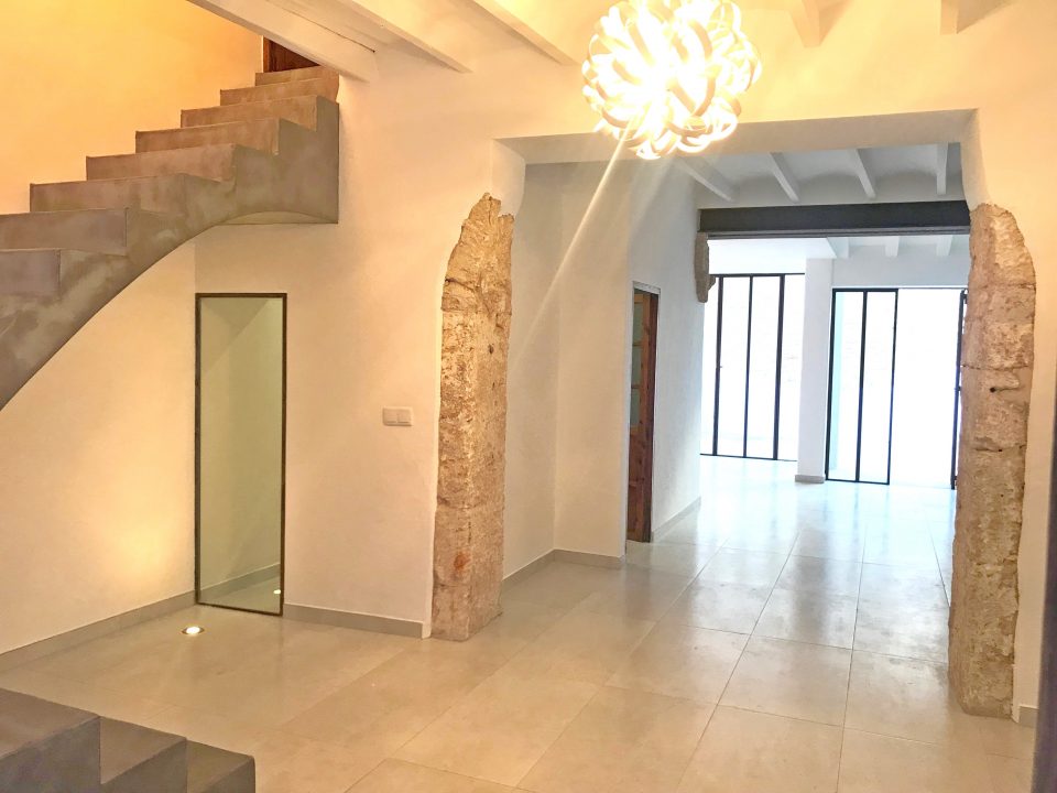 Hall de entrada con escalera