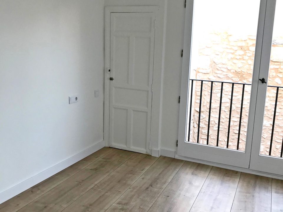 Dormitorio con balcón