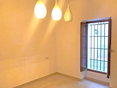 Dormitorio con ventana