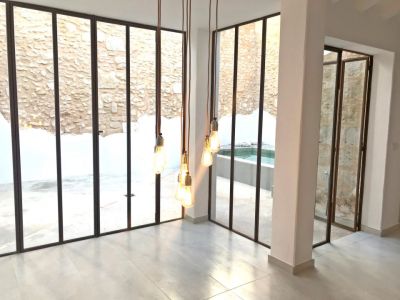 Salón con acceso al patio